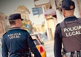 Pareja de agentes de la Policía Local de Elche.