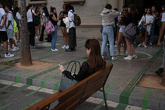 Mujer fumadora a las puertsa de un centro educativo.