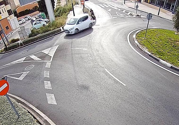Imágenes del vehículo robado circulando por las calles de El Campello.