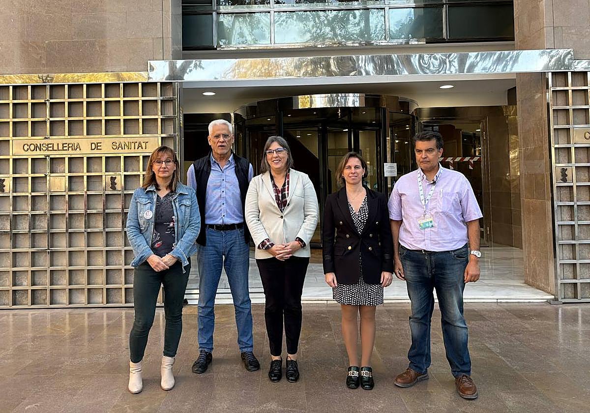 Representantes de la Mesa Sectorial de Sanidad, este jueves ante la Conselleria de Sanidad en Valencia.