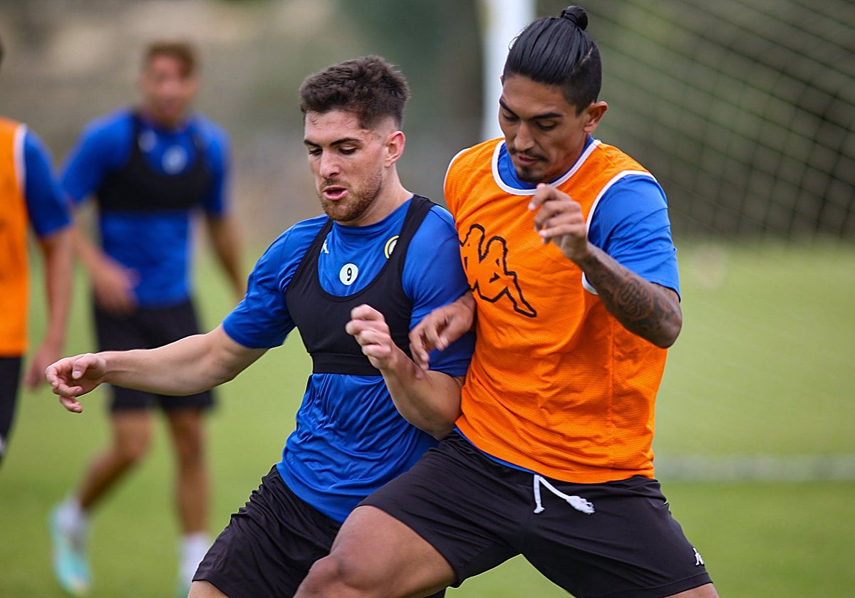 Coscia y César Moreno se disputan el balón en un entrenamiento