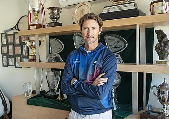 Juan Carlos Ferrero posa durante la entrevista con TodoAlicante.