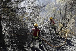 Labores de extinción en el incendio de El Ràfol d'Almúnia de este noviembre.