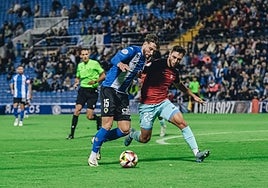 Samu Vázquez intenta superar a un jugador de La Nucía