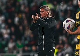 Beccacece aplaude a sus jugadores durante el choque ante el Zaragoza