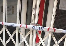 La sede del PSOE de Alicante este viernes, con el candado y la línea de policía encima.