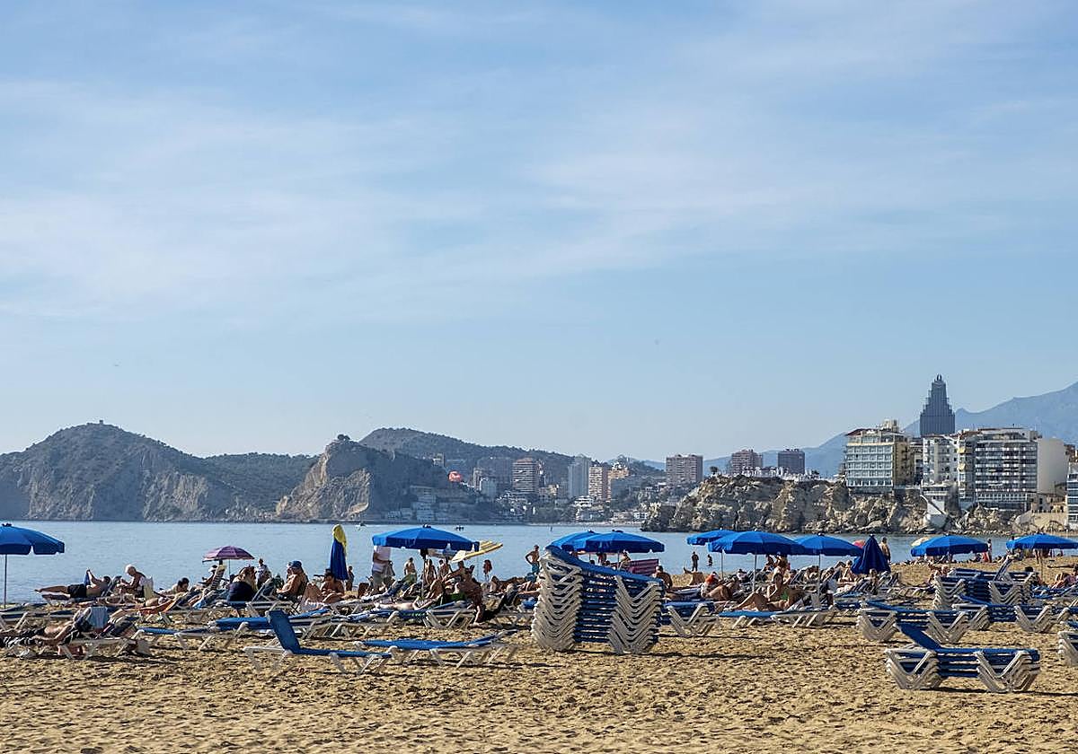 Aspecto que presentaba este sábado la playa de Levante en Benidorm.