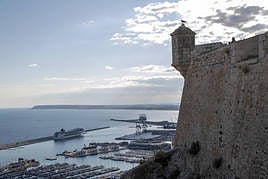 Castillo de Santa Bárbara y de fondo el Puerto de Alicante.