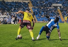 Marcos Mendes intenta robarle el balón a un zaguero del Alzira