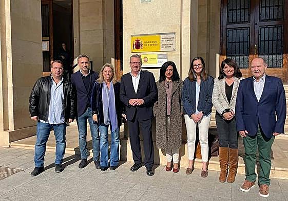 El presidente del PP de Alicante, Toni Pérez, con diputados y senadores populares.