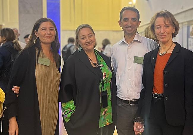 Los investigadores del IN Eloísa Herrera, Ángela Nieto, y Víctor Borrell, junto a la presidenta del ERC, Maria Leptin.