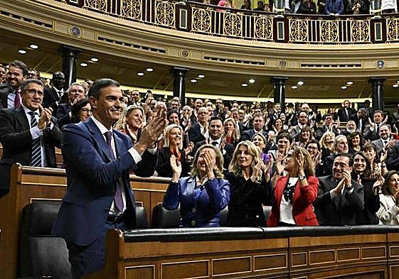 Pedro Sánchez, aplaudido por el PSOE tras ser investido presidente del Gobierno.
