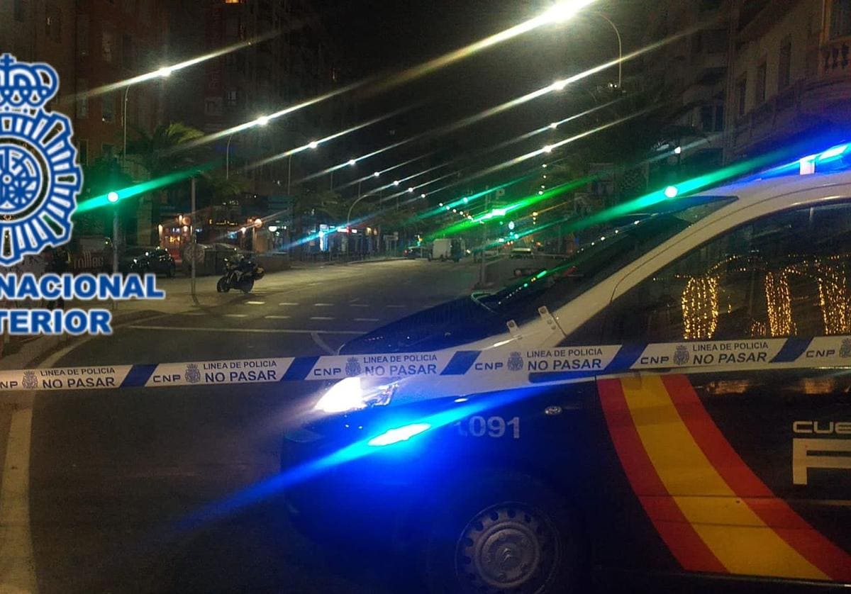 Imagen principal - Despliegue policial en las inmediaciones del Palacio Provincial de Alicante.