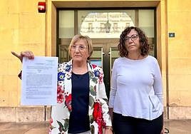 La portavoz del grupo municipal socialista, Ana Barceló, con su adjunta, Trini Amorós, en la presentación de la denuncia.