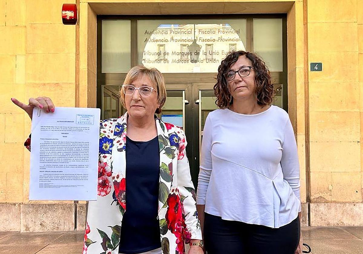 La portavoz del grupo municipal socialista, Ana Barceló, con su adjunta, Trini Amorós, en la presentación de la denuncia.