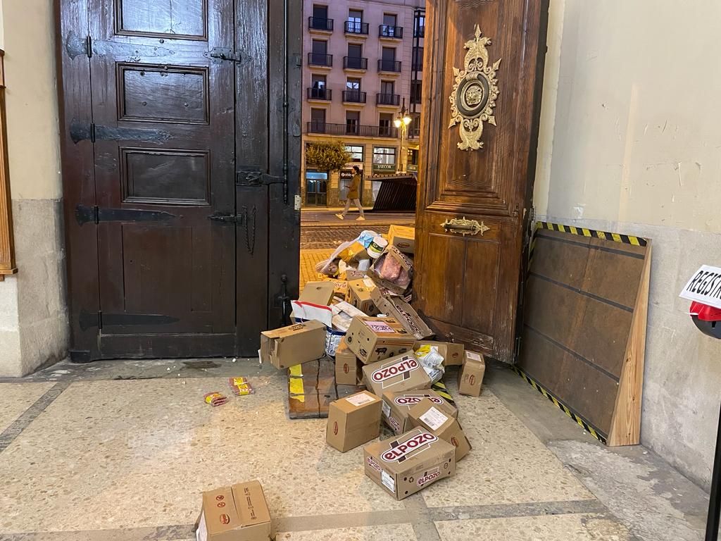 Imagen del acto vandálico perpetrado contra el Ayuntamiento de Alcoi.