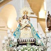 La Virgen de los Desamparados se rinde ante la Patrona de Alicante
