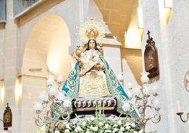 La Virgen de los Desamparados se rinde ante la Patrona de Alicante