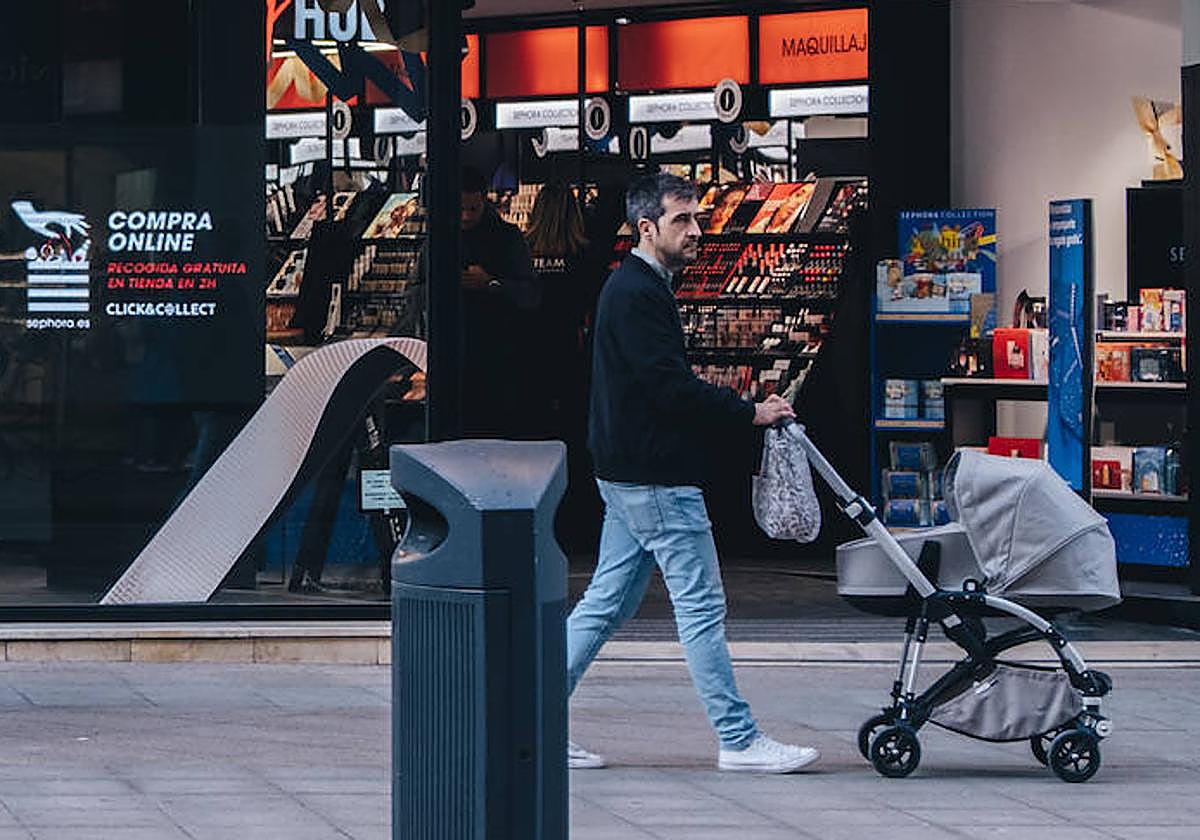 Un padre pasea con el carrito en Maisonnave.