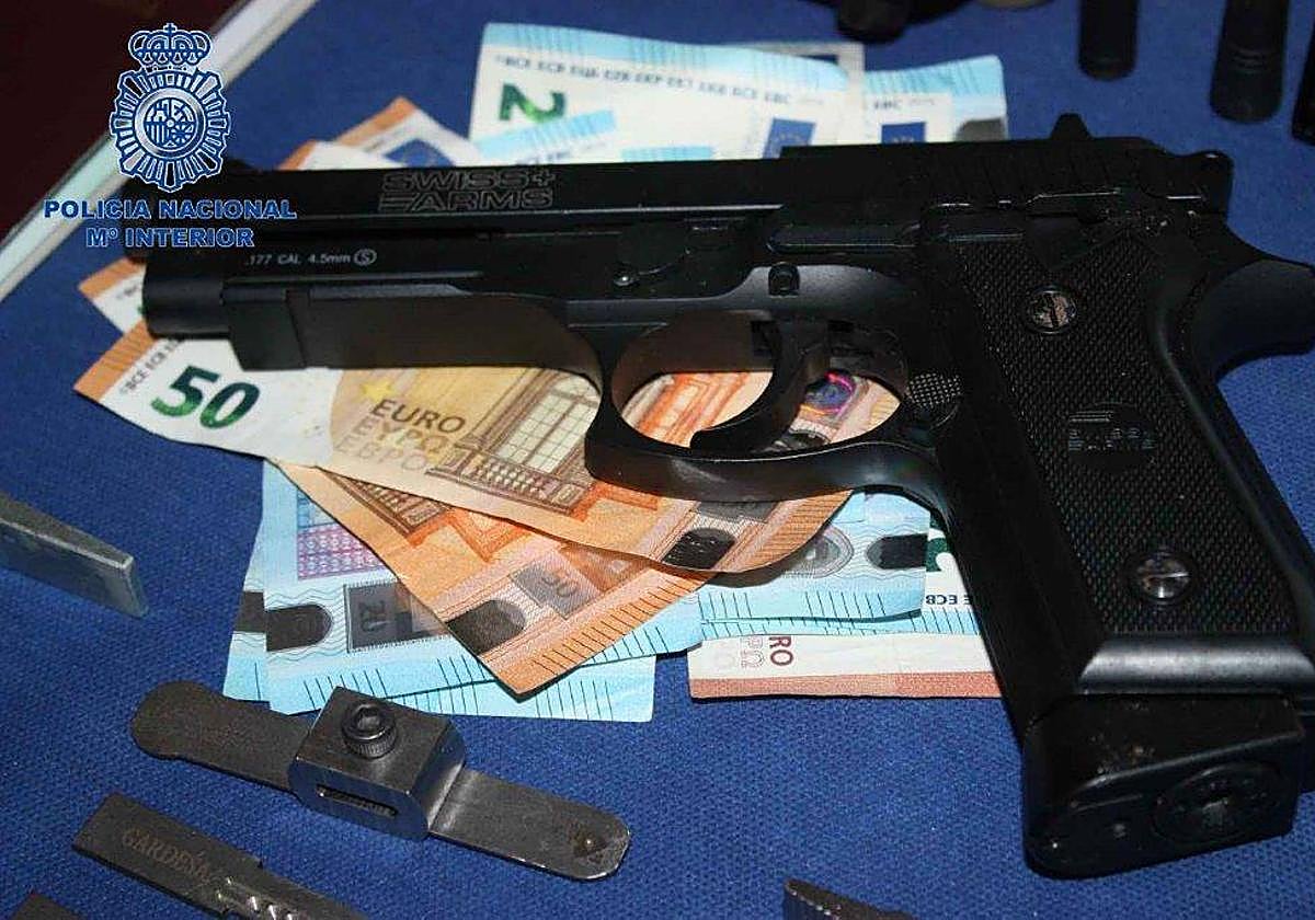 Capturan a una banda que se ocultaba en tiendas para robar cuando cerraban