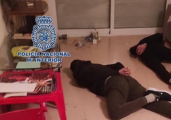 Momento de la detención de los ladrones en el mismo piso.