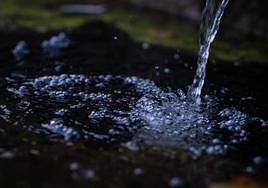 Una fuente vertiendo agua.