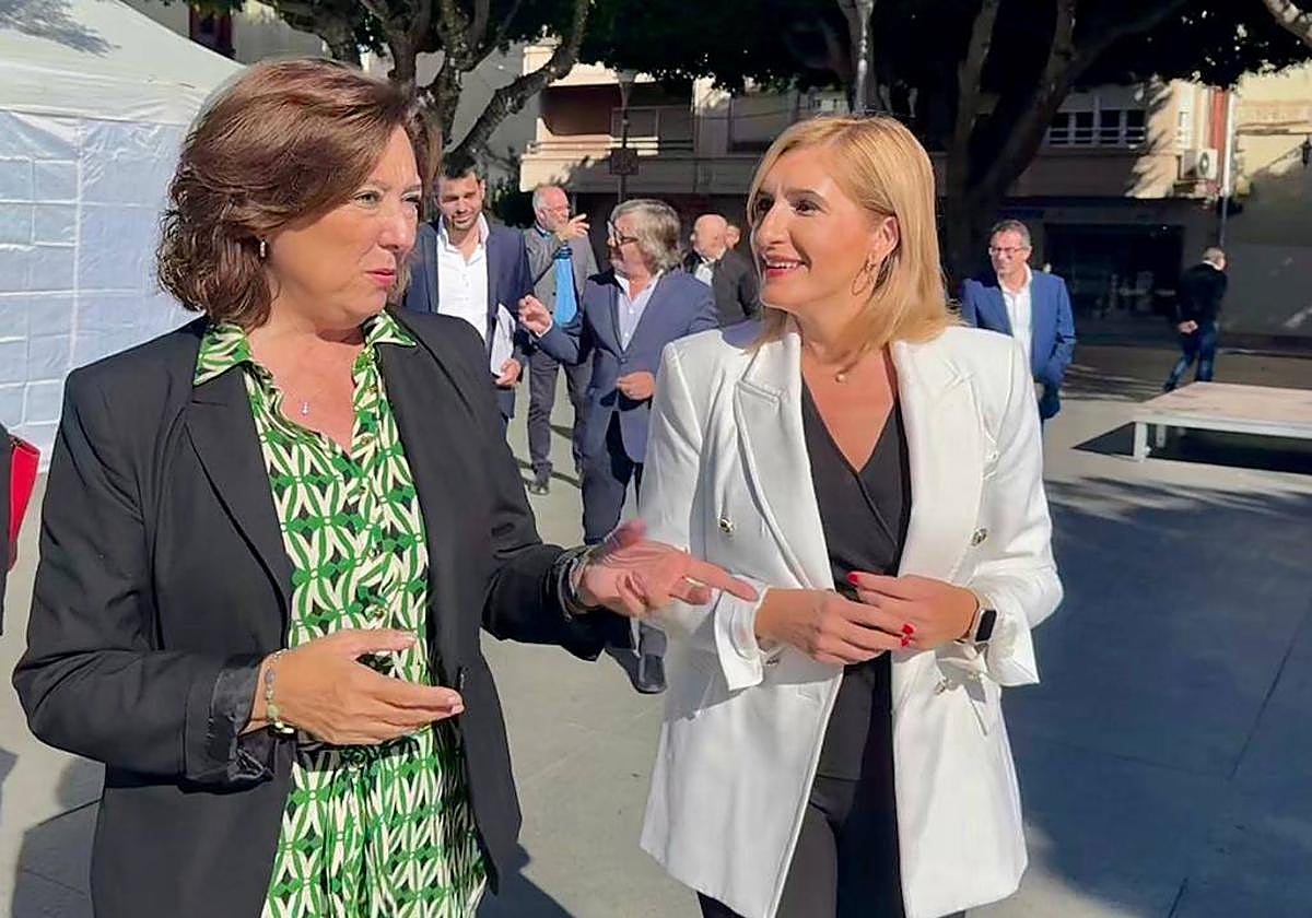 La alcaldesa de Almoradí, María García, con la consellera de Medio Ambiente y Agua, Salomé Pradas.