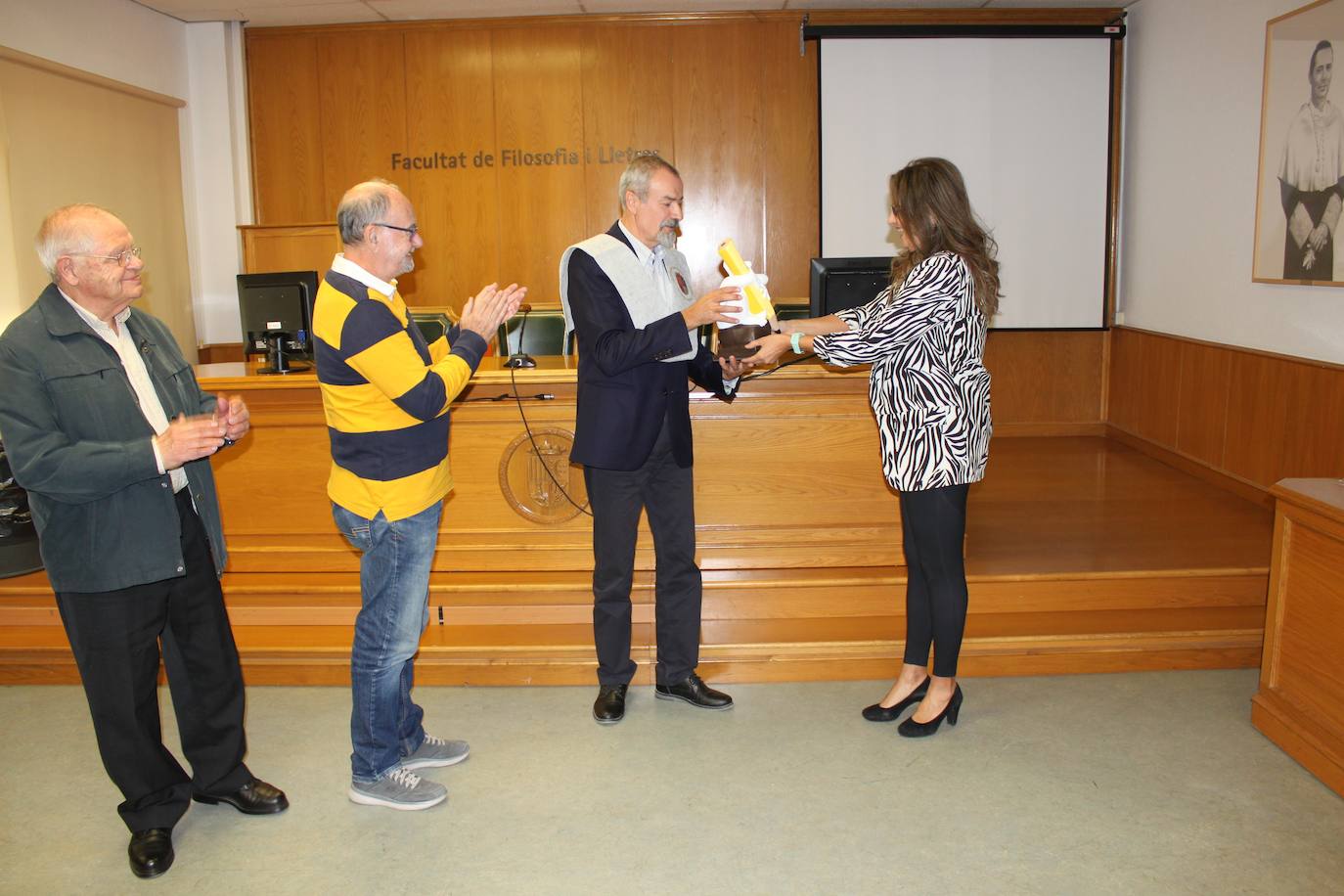 Ermengol recibe el premio de manos de la vicerrectora Catalina Iliescu.