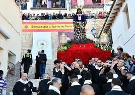 La imagen de Nuestro Padre Jesús Cautivo desciende las escaleras de Santa Cruz.