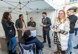 El alcalde, Luis Barcala, y la concejal de Empleo, Mari Carmen de España, visitan uno de los 'stands' de la Feria de Empleo.
