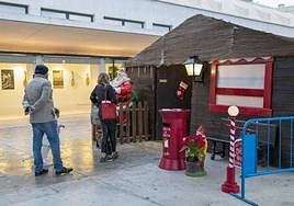 Colas para la casa de Papá Noel en Alicante, el año pasado.