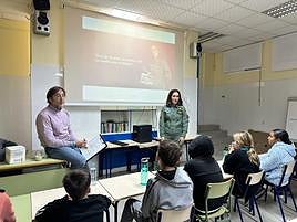 Patricia Campos Doménech (dr.) ante escolares de El Campello.