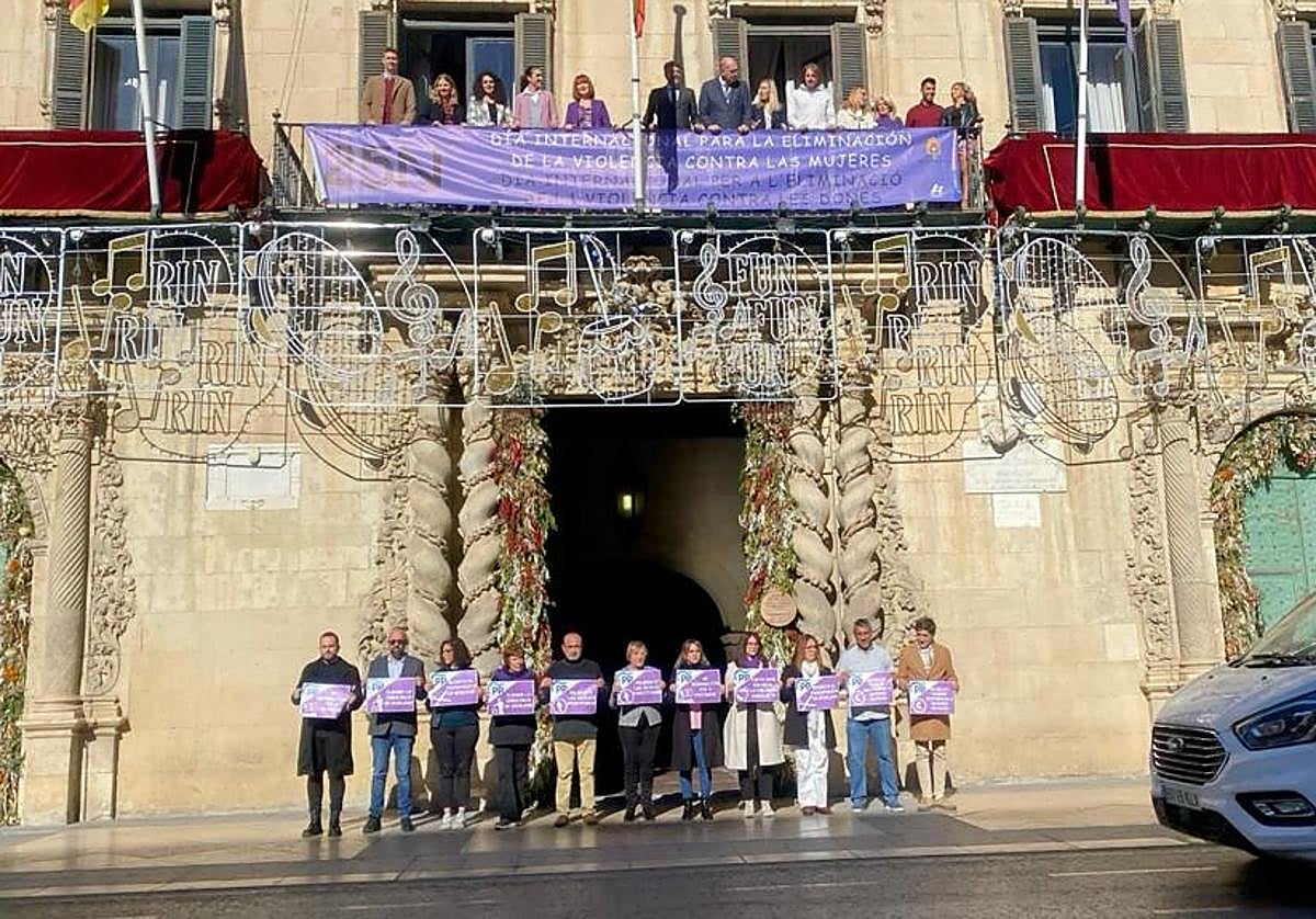 El despliegue de la pancarta desde el Ayuntamiento de Alicante.