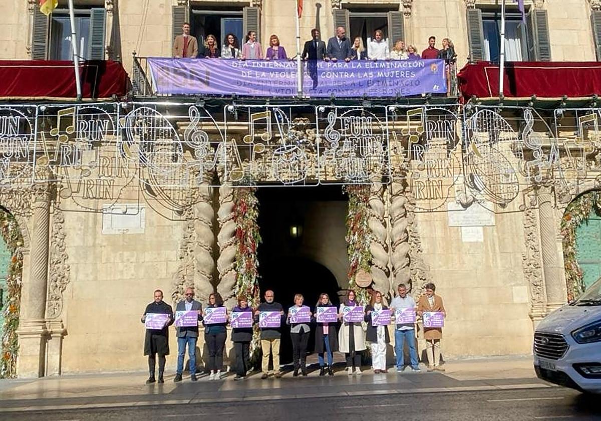 Momento del despliegue de la pancarta por el día de la Violencia de Género.
