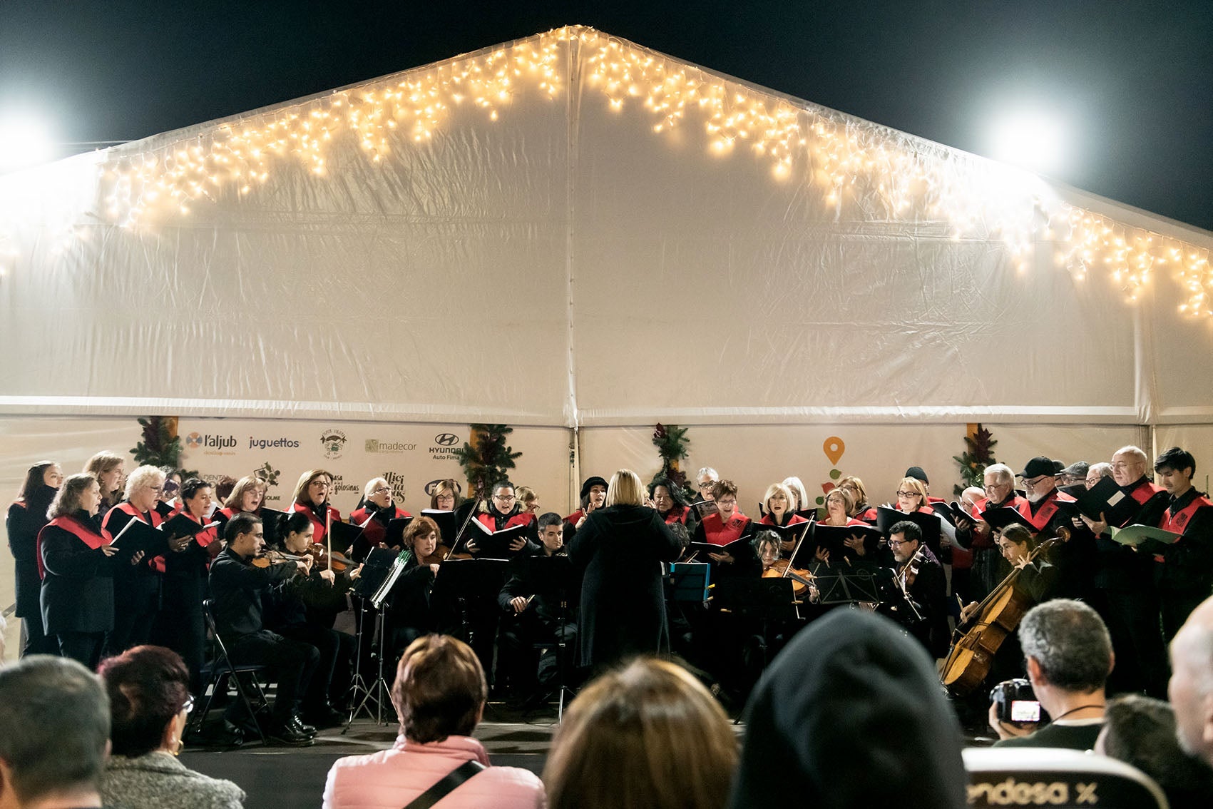 Un coro inaugura la Casa de la Navidad sostenible.