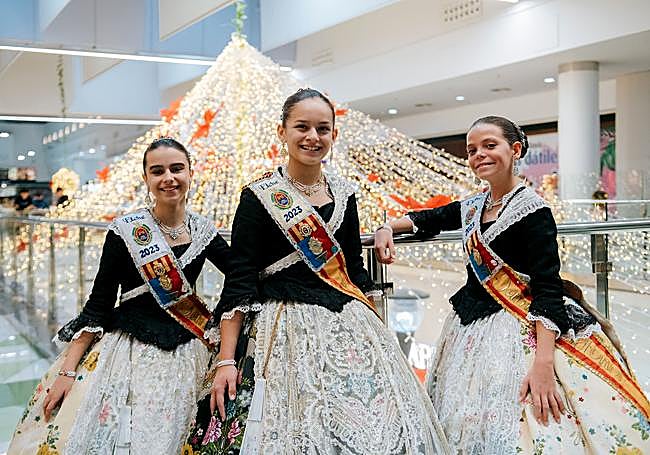 La reina y las damas infantiles de Elche encienden las luces de l'Aljub.