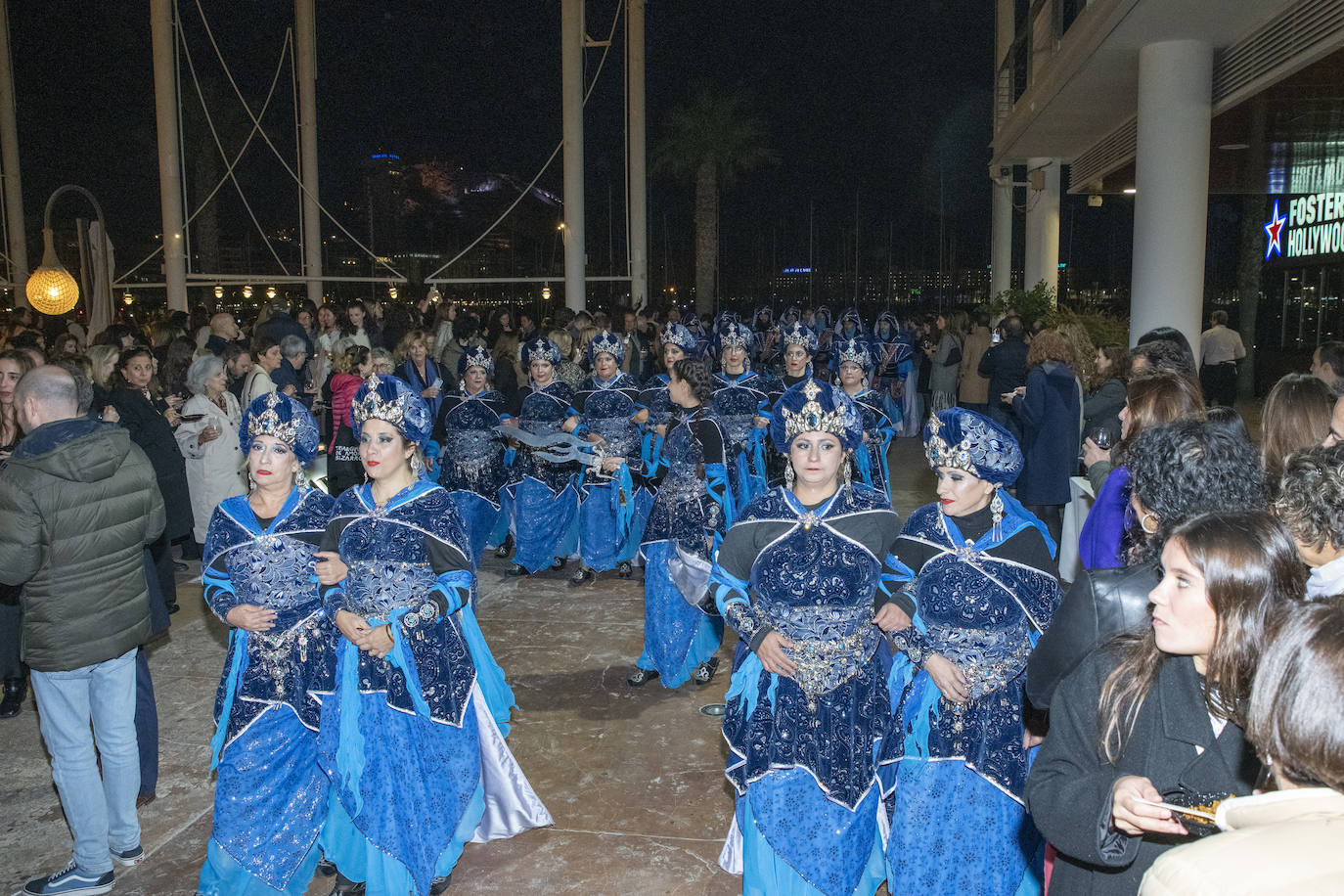 Los Moros y Cristianos de Alicante irrumpen en un congreso de Ginecología