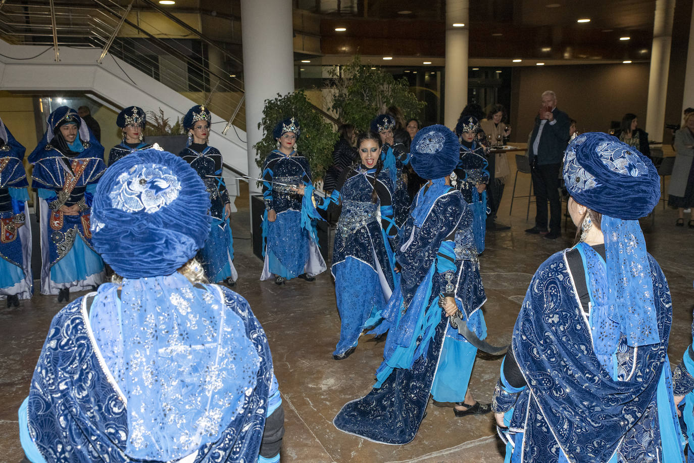 Los Moros y Cristianos de Alicante irrumpen en un congreso de Ginecología