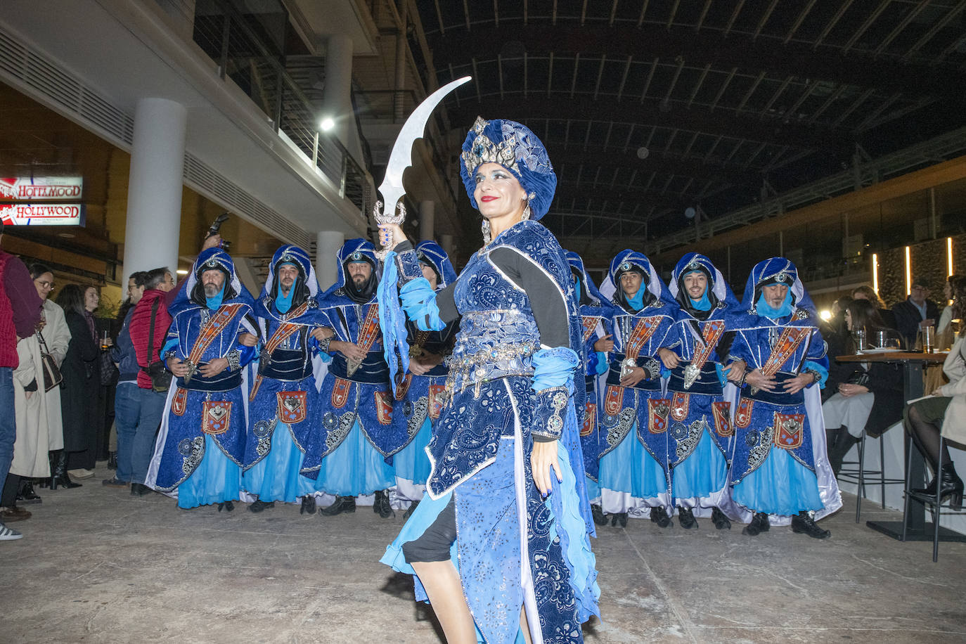 Los Moros y Cristianos de Alicante irrumpen en un congreso de Ginecología