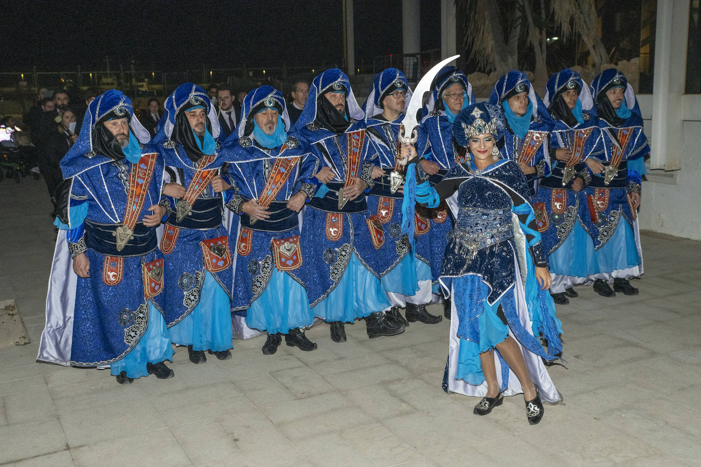 Los Moros y Cristianos de Alicante irrumpen en un congreso de Ginecología