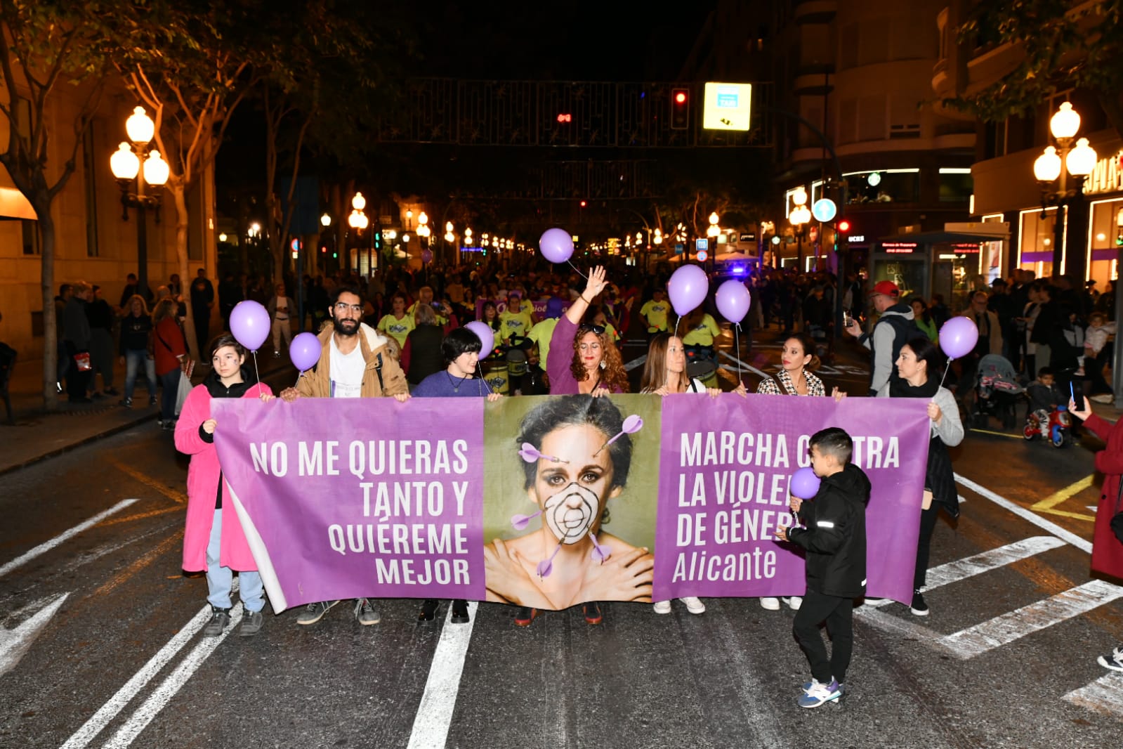 Marea morada y antorchas en las calles de Alicante