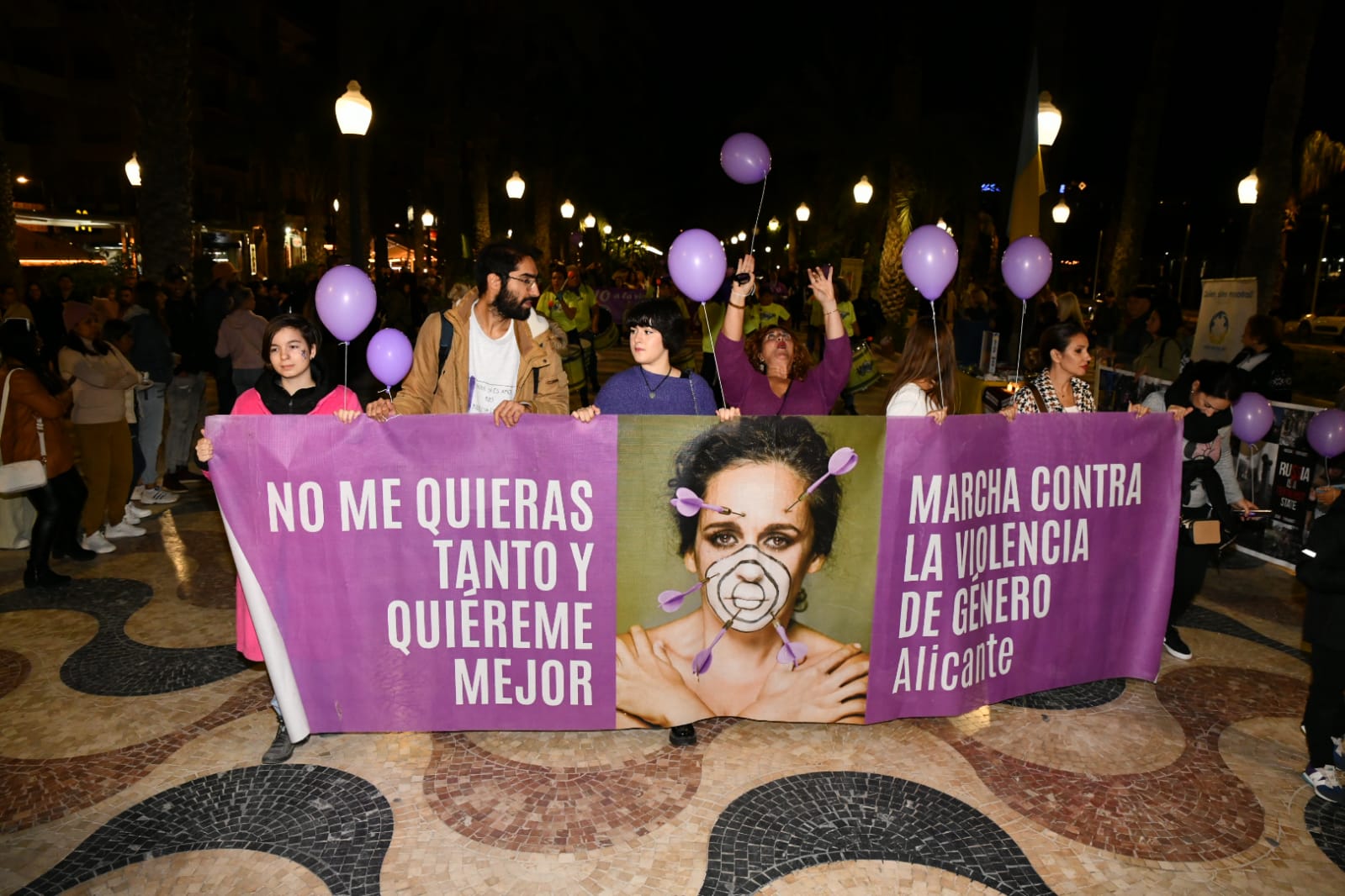 Marea morada y antorchas en las calles de Alicante