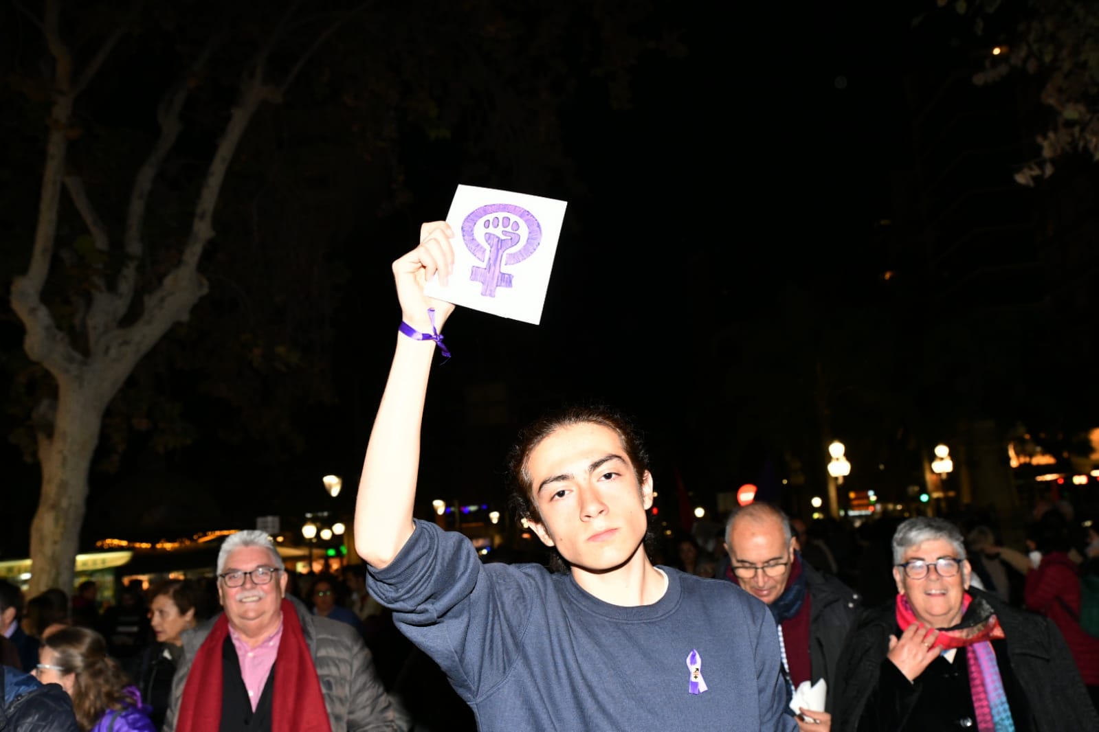 Marea morada y antorchas en las calles de Alicante