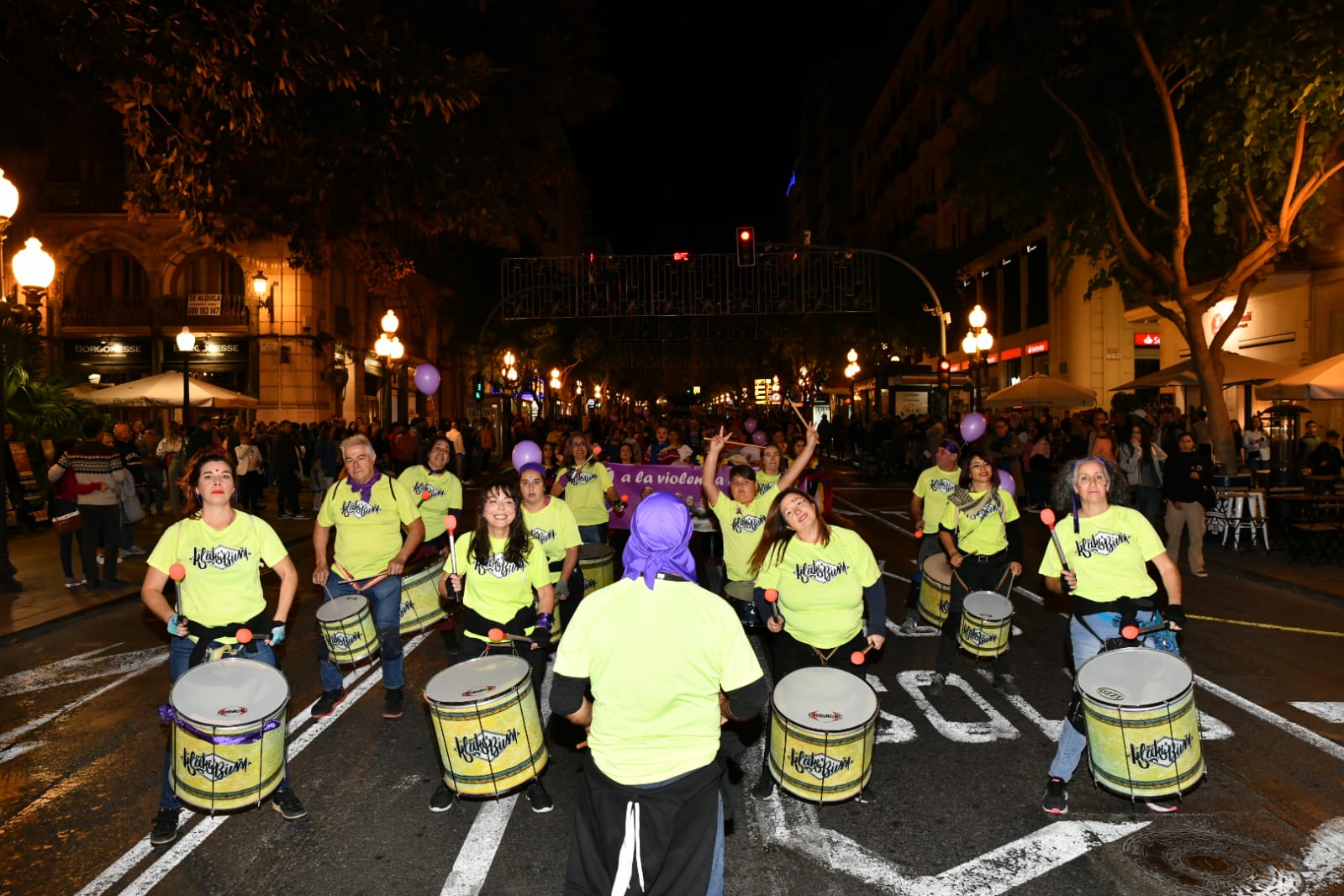 Marea morada y antorchas en las calles de Alicante