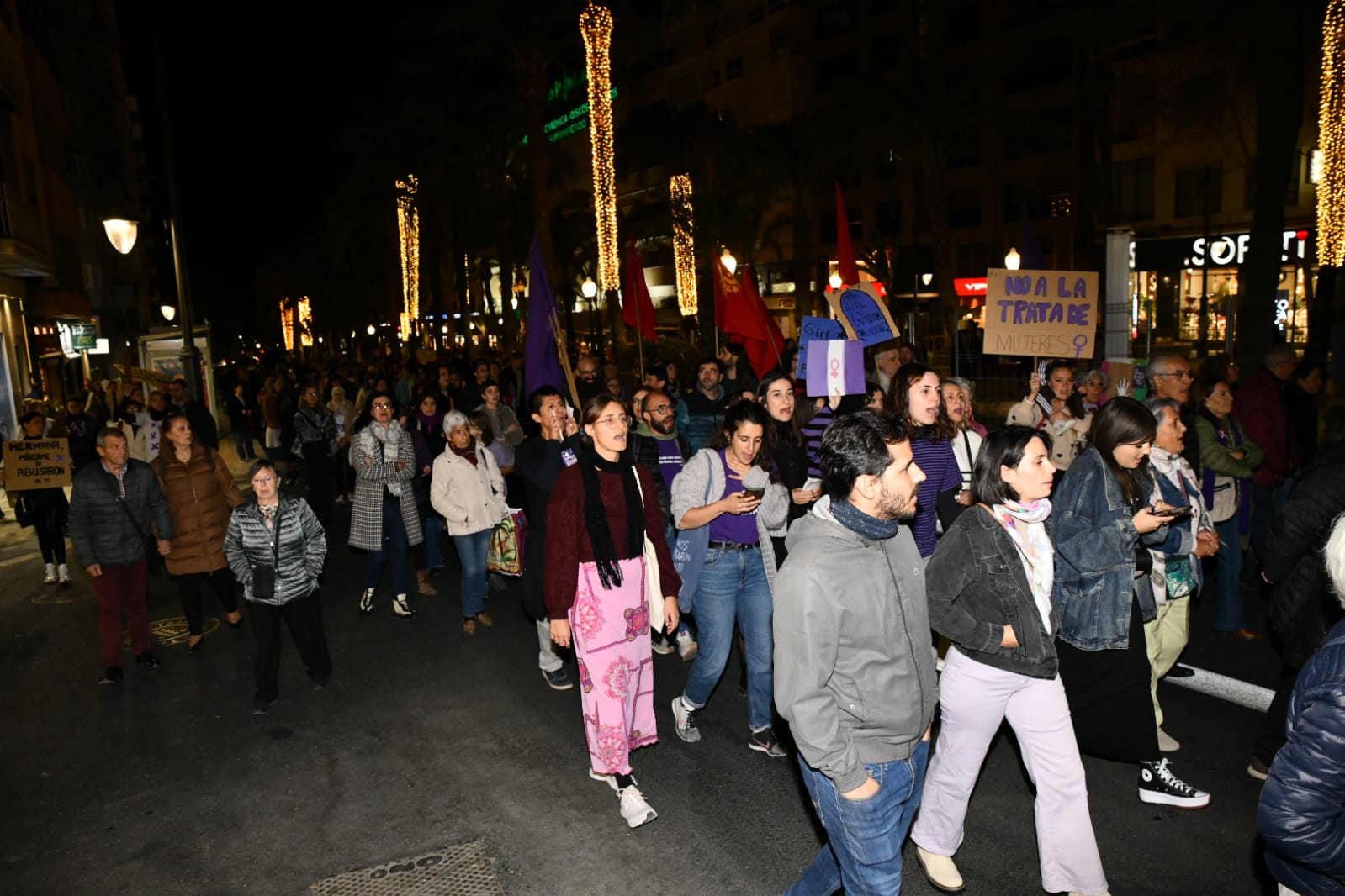 Marea morada y antorchas en las calles de Alicante