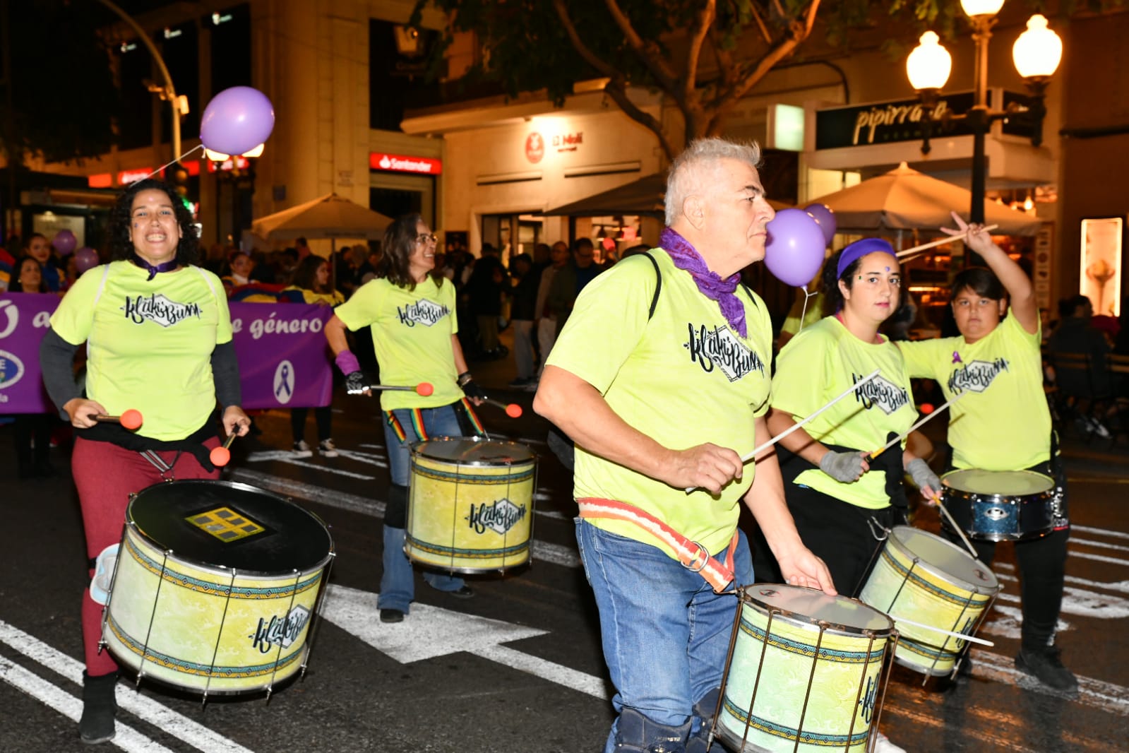 Marea morada y antorchas en las calles de Alicante
