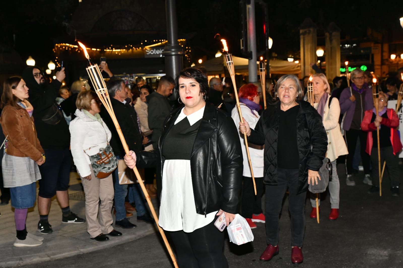Marea morada y antorchas en las calles de Alicante