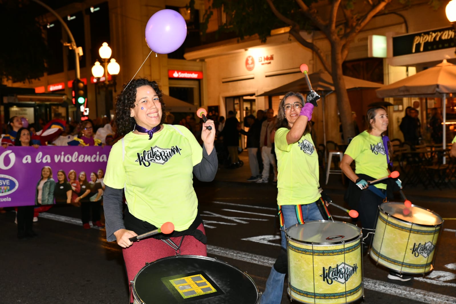 Marea morada y antorchas en las calles de Alicante