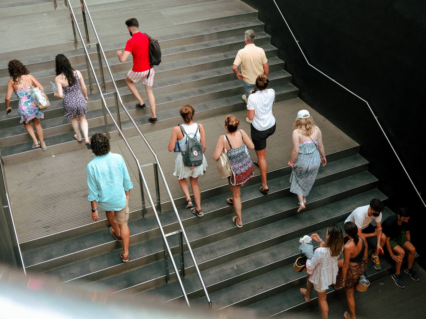 Escaleras de acceso a la parada del TRAM en el Mercado de Alicante.
