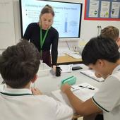Emily Robinson, responsable de Ciencias de ELIS Villamartín, en clase con sus alumnos.